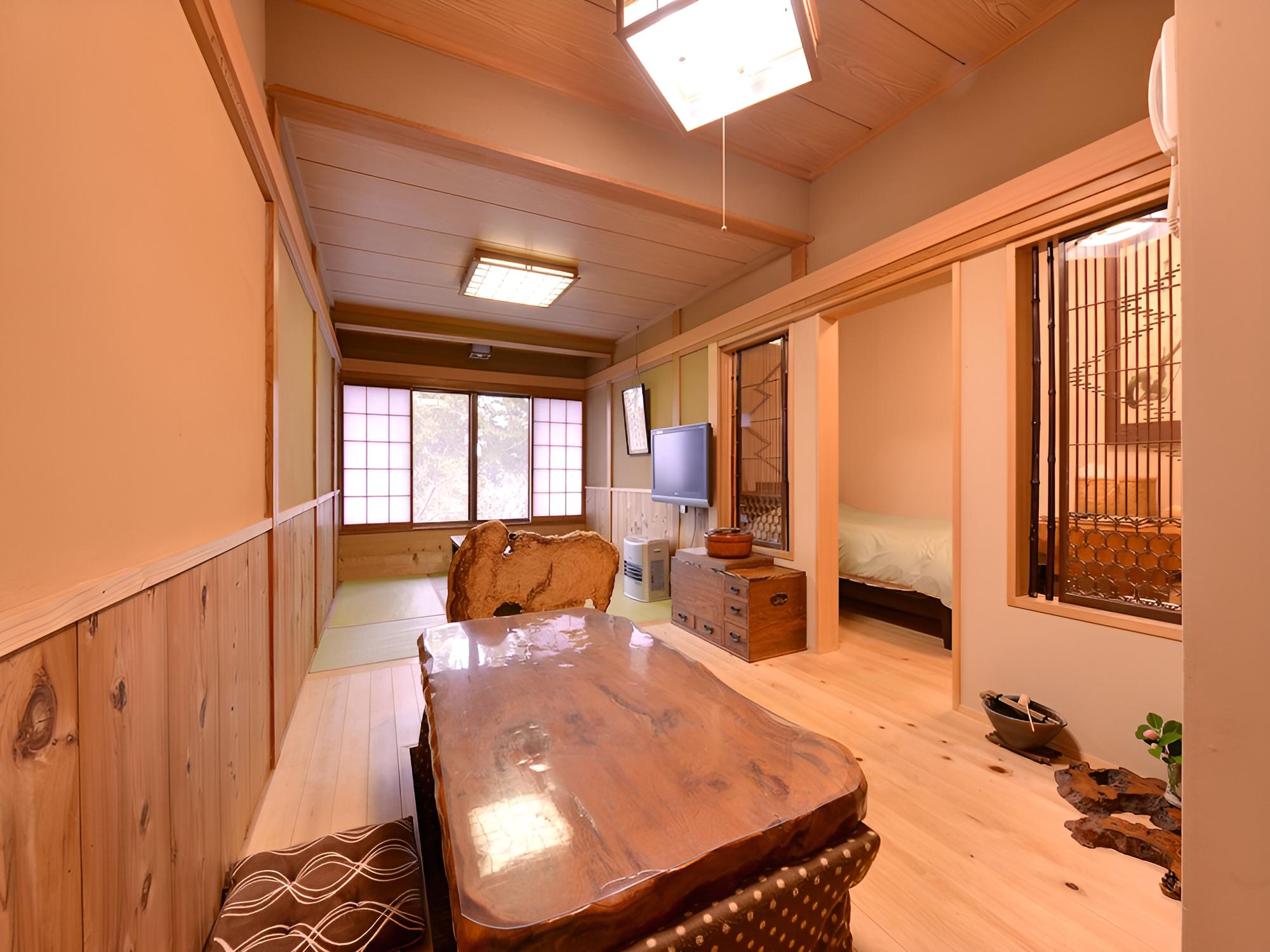 Spacious Japanese Western Room, Shared Bathroom, meals served in room, City View photo 1