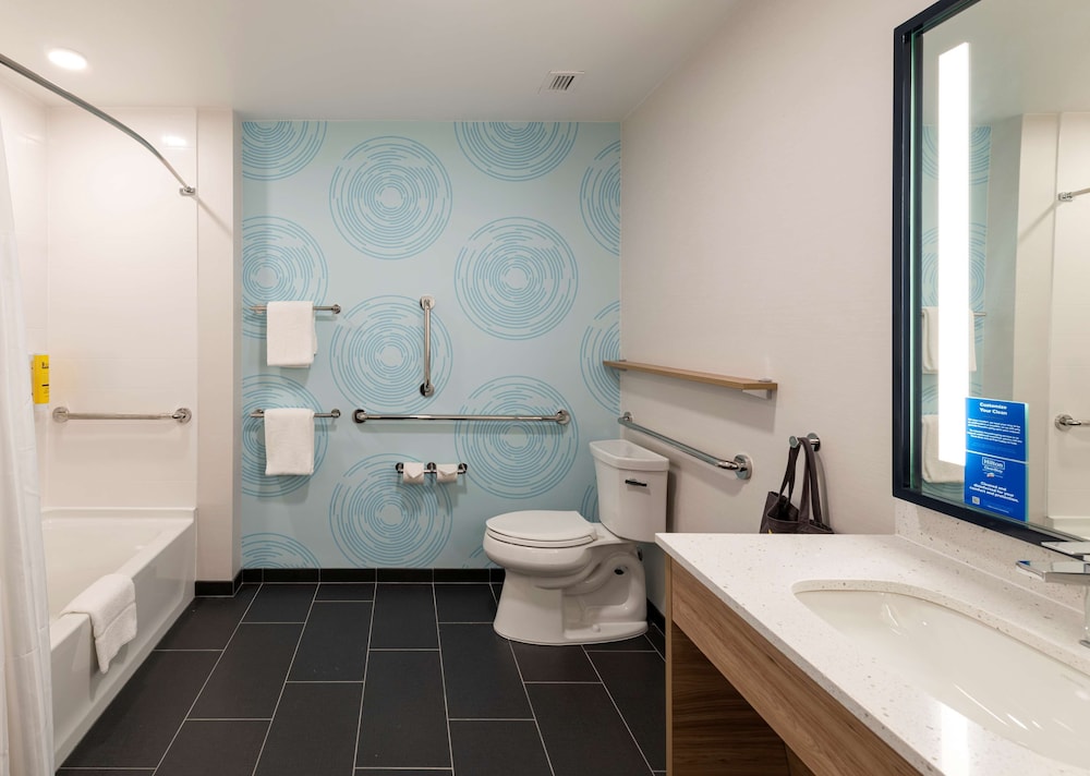 Room, 2 Queen Beds, Accessible, Bathtub - Photo 5