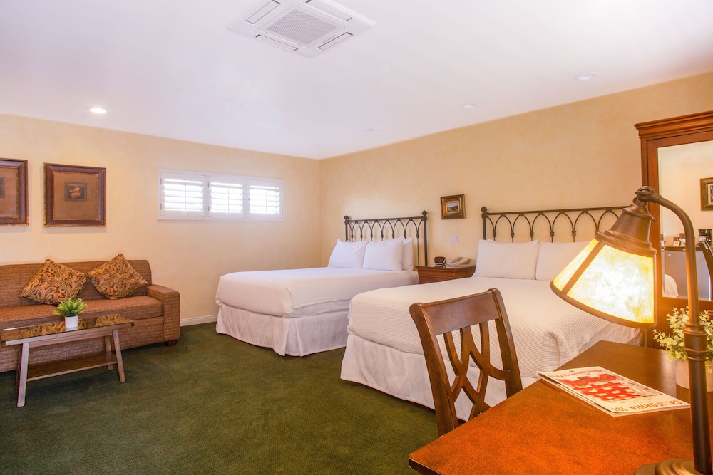 Deluxe Room, 2 Queen Beds and Sofa Bed