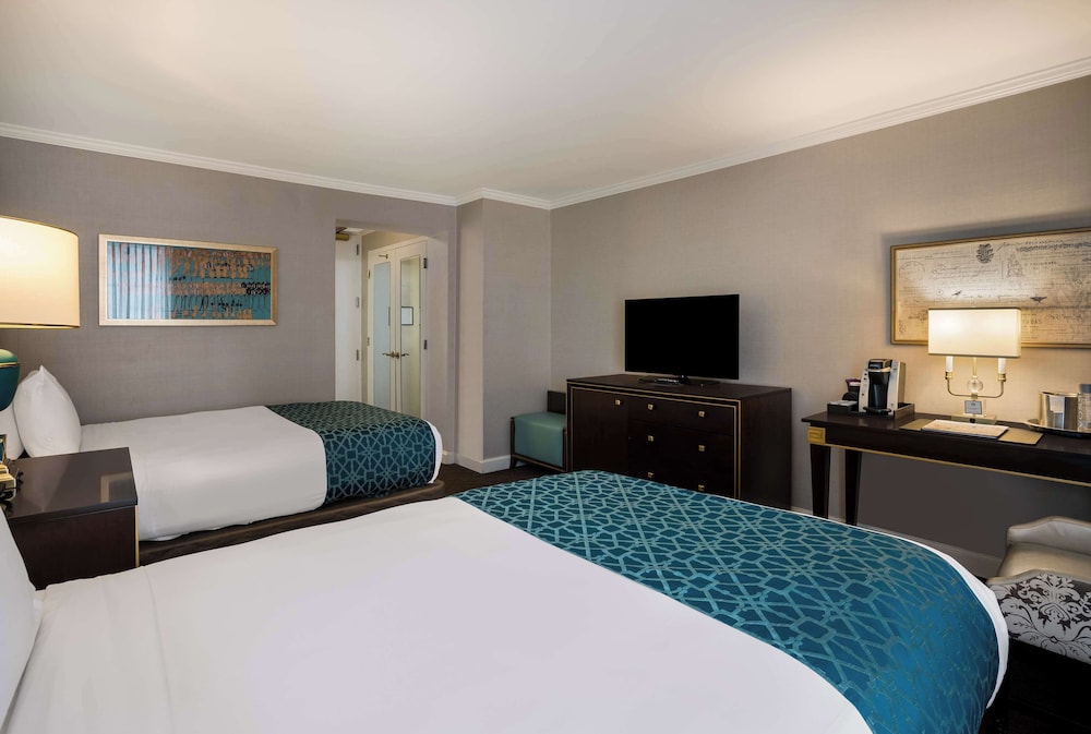 Executive Room, 2 Double Beds, Roll-in Shower (Mobility)