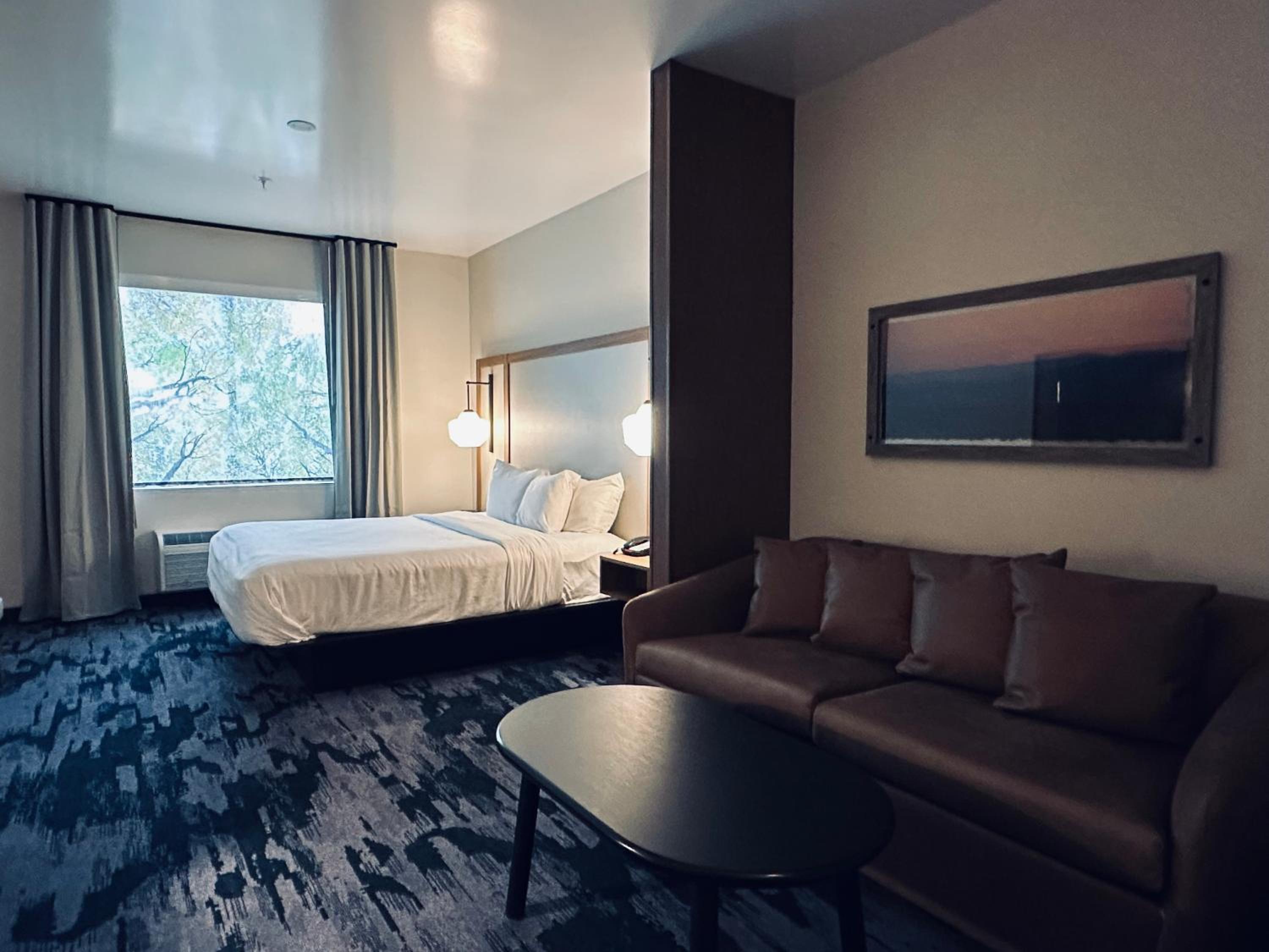 King Suite - Non-Smoking - Photo 2