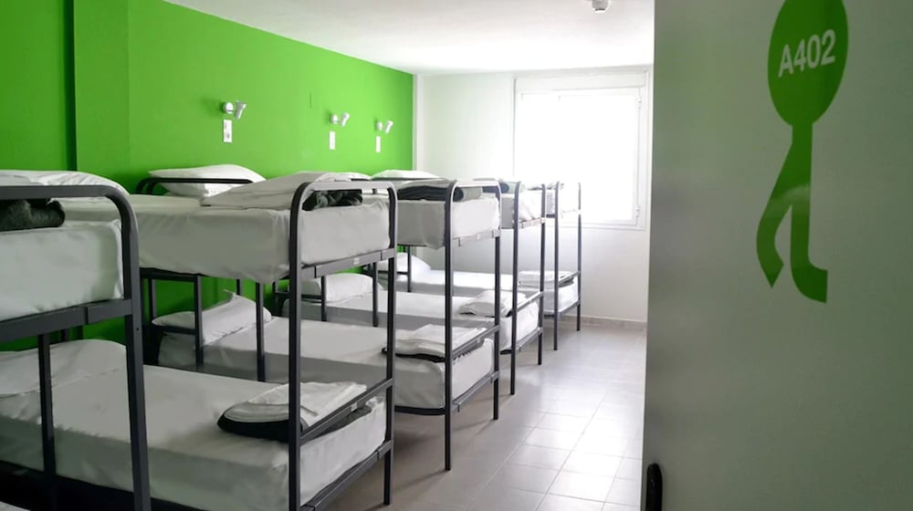 Dormitorio Compartido, Dormitorio Mixto, Baño Privado (1 Cama en un Dormitorio de 14 Camas)