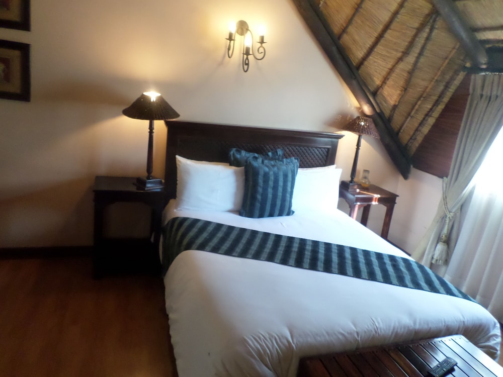 Deluxe Room, 1 Queen Bed, Non Smoking, Garden View photo 2
