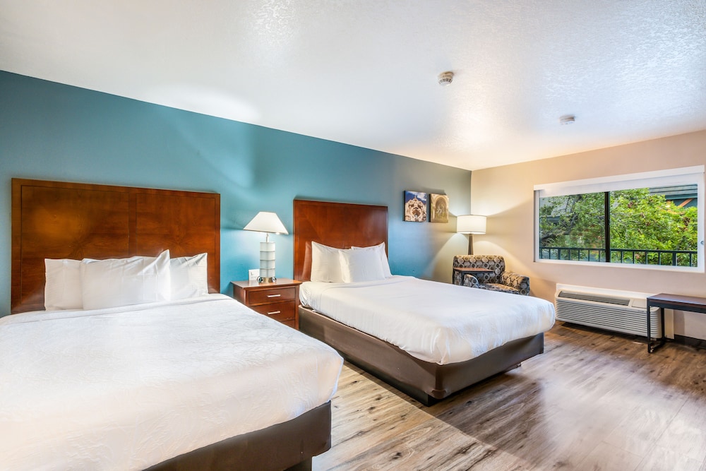 2 Queen Beds Jetted Tub Suite - Photo 2
