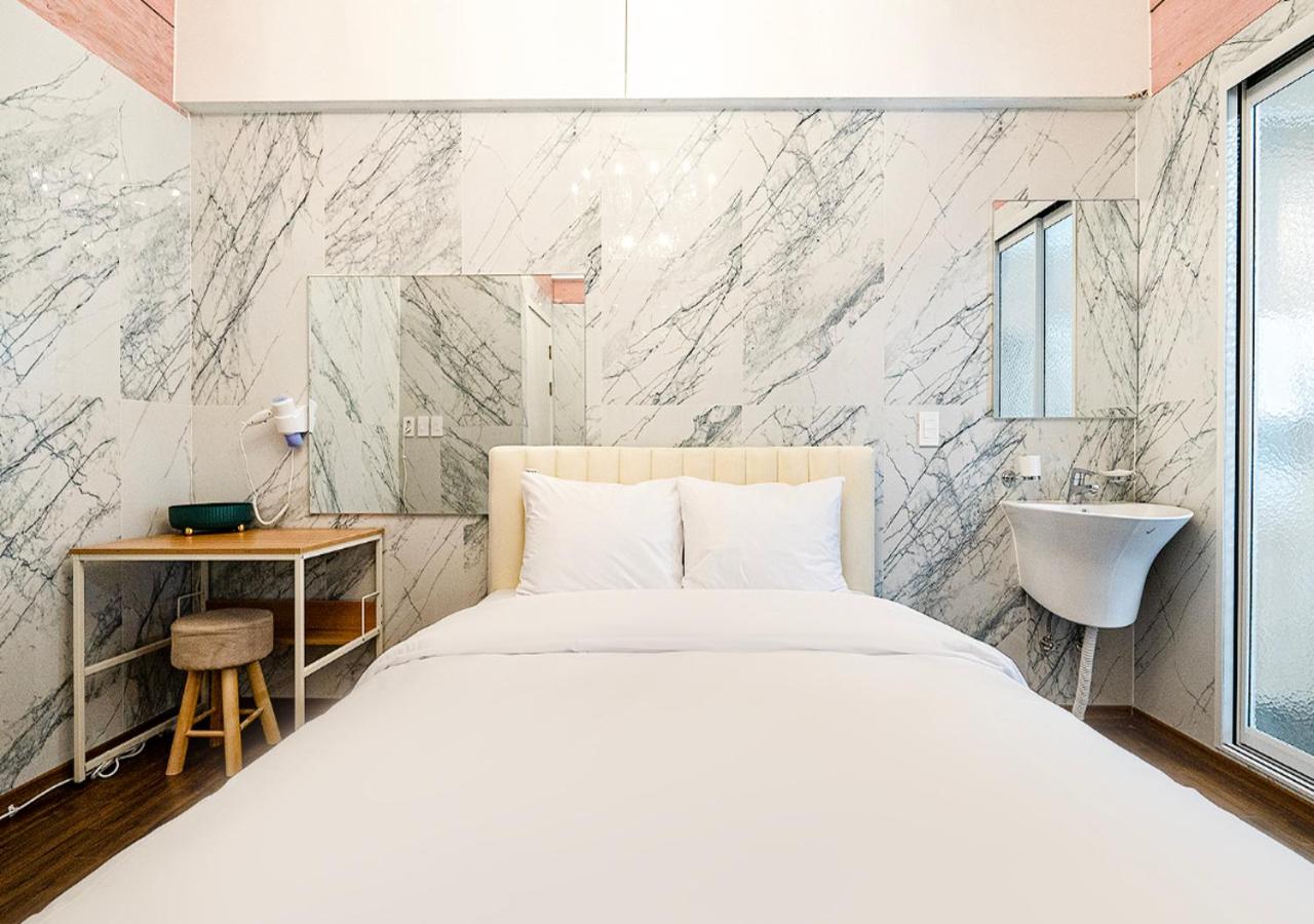 Premium King Room - Photo 8