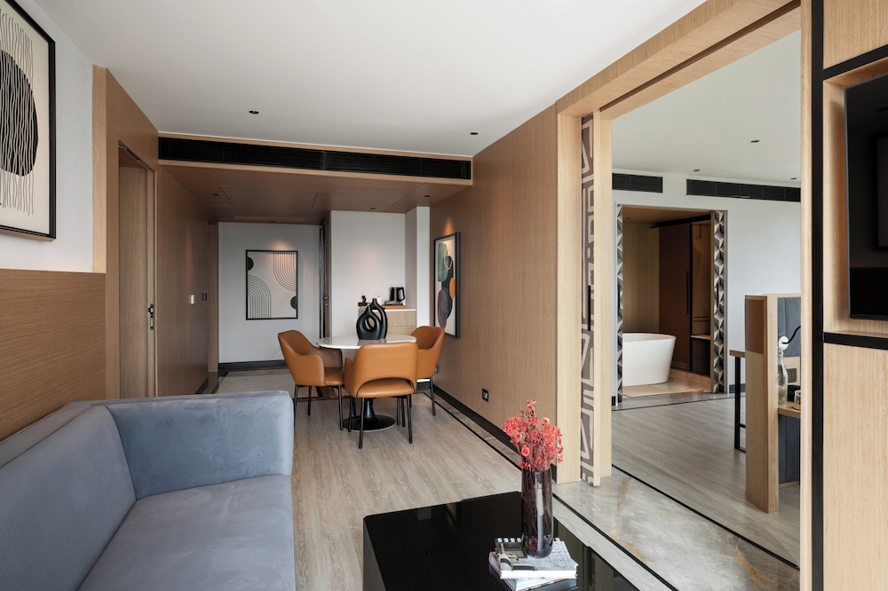 Suite - Photo 33