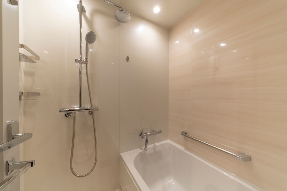 Premier Twin Room, Non Smoking (2 semi-double beds) - Photo 10