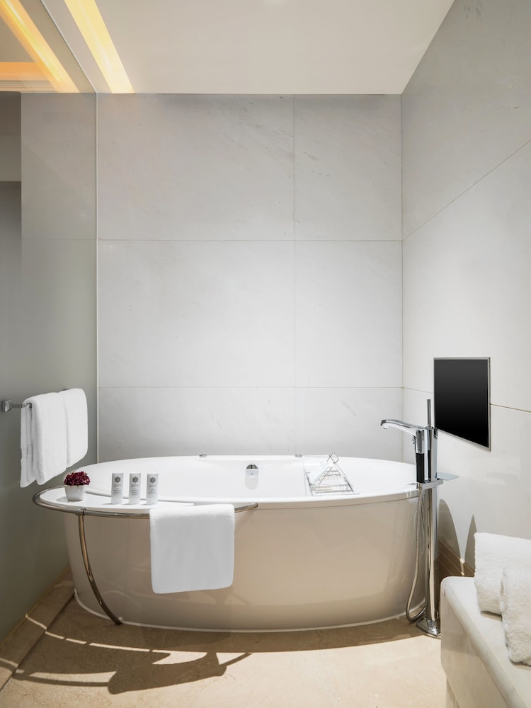 One Bedroom Suite (Non Smoking) thumbnail 6