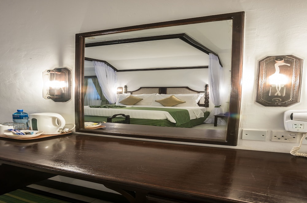 Suite, 1 King Bed, Garden View photo 3