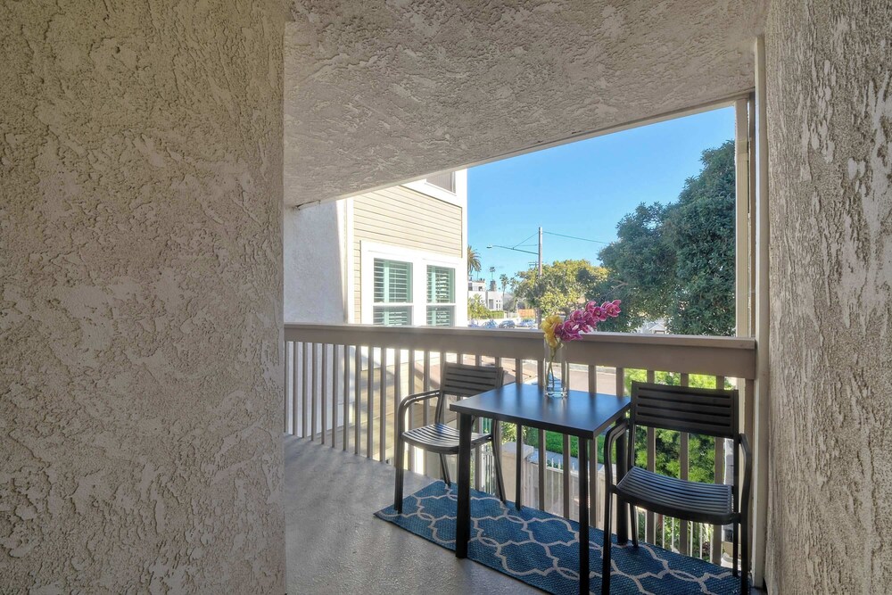 Condo, 1 King Bed with Sofa bed, Balcony, Garden View (Silver Surf Getaway) photo 2