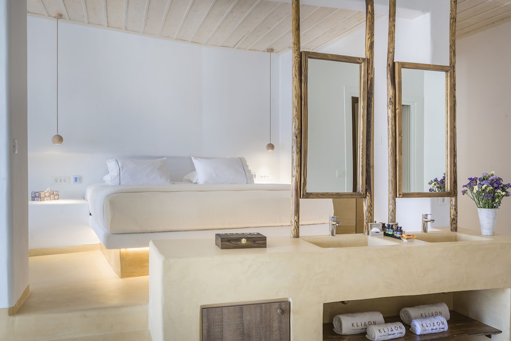 Honeymoon Suite with Outdoor Jacuzzi