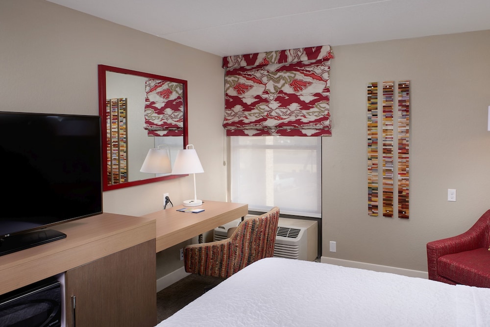 Room, 2 Queen Beds, Accessible, Bathtub - Photo 2