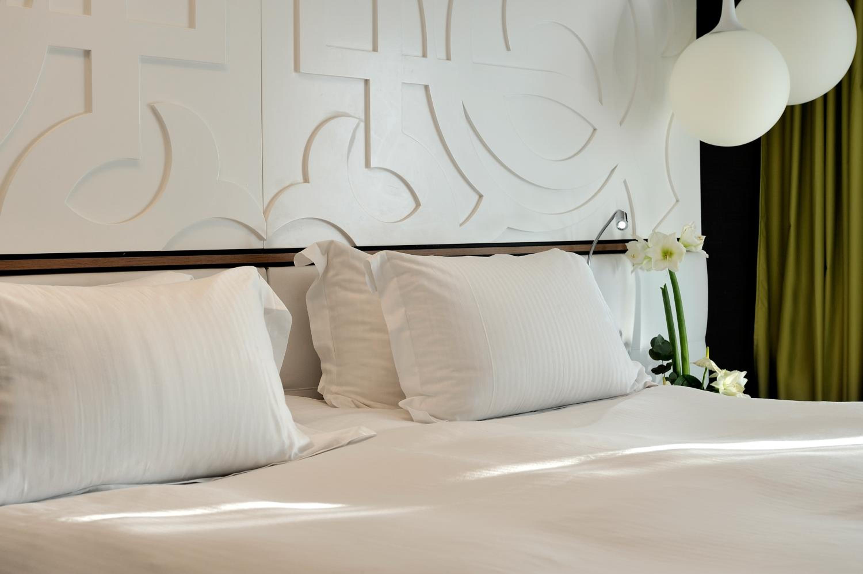 Premium King Room with Pool View - Photo 6