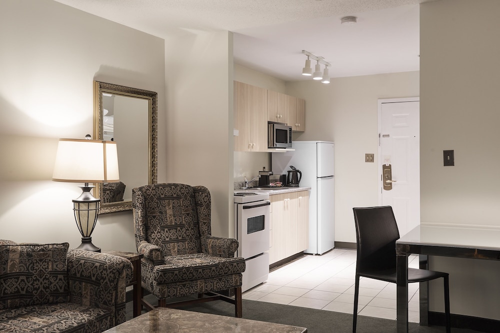 Two Bed Suite, 2 King/Queen Beds, 1 Queen Sofa Bed - Photo 2