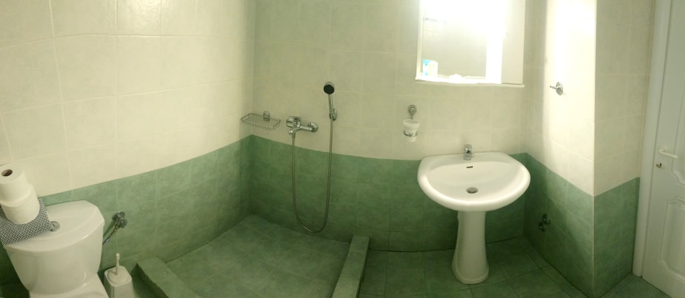 Economy Triple Room photo 3