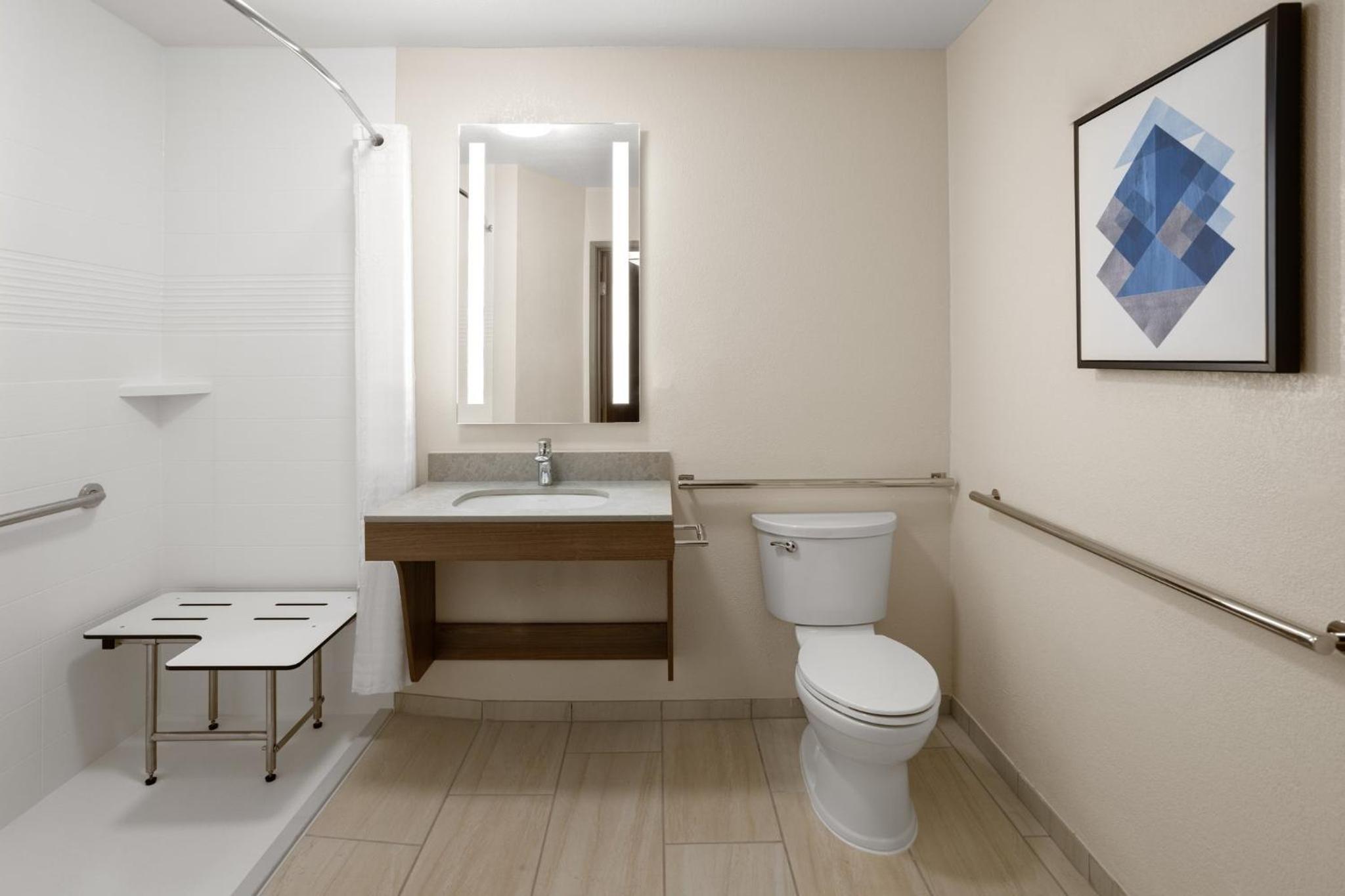 One-Bedroom King Room with Roll-In Shower - Hearing Accessible/Non-Smoking - Photo 6