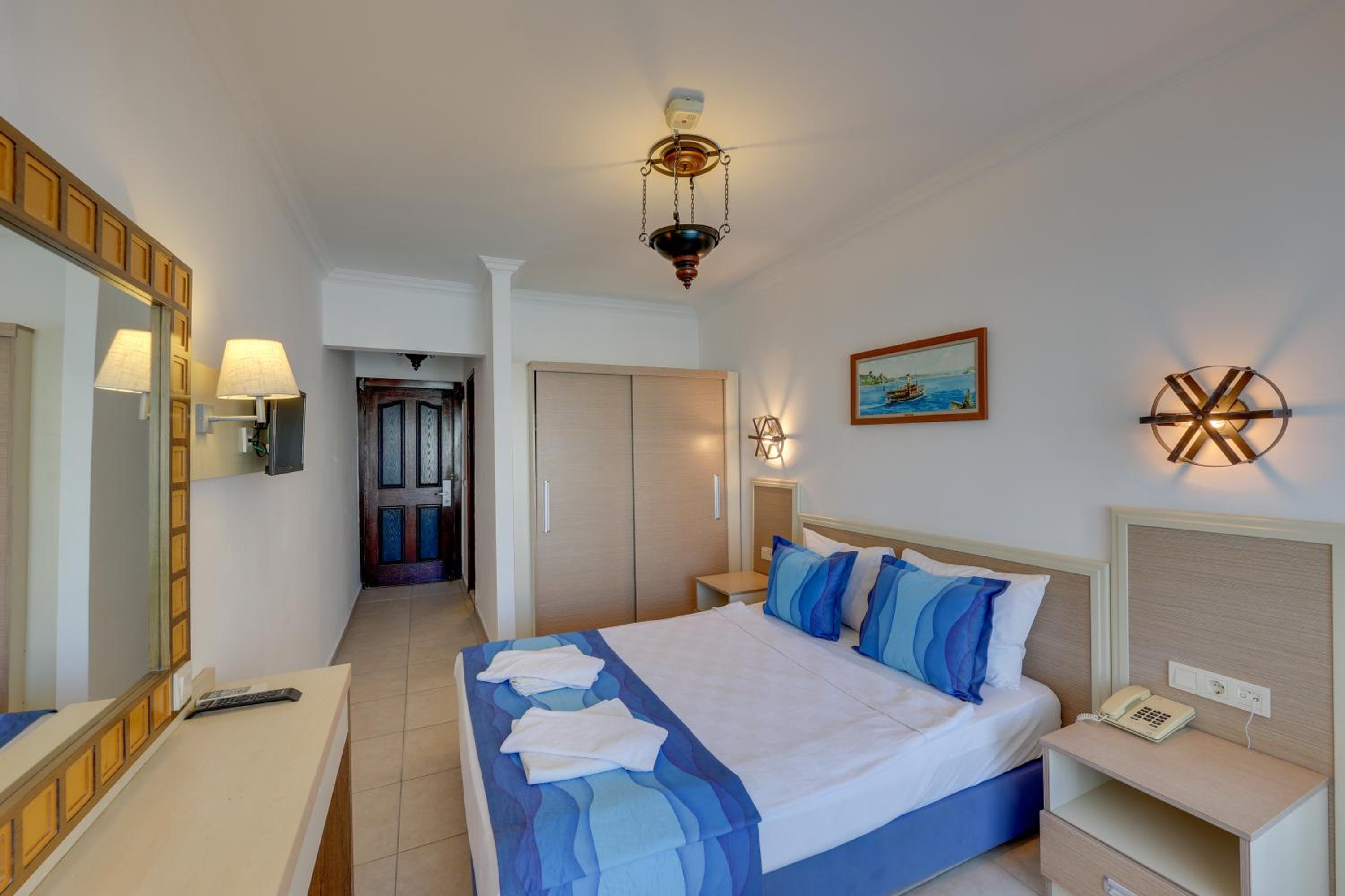 Standard Double or Twin Room with Sea View - Photo 1