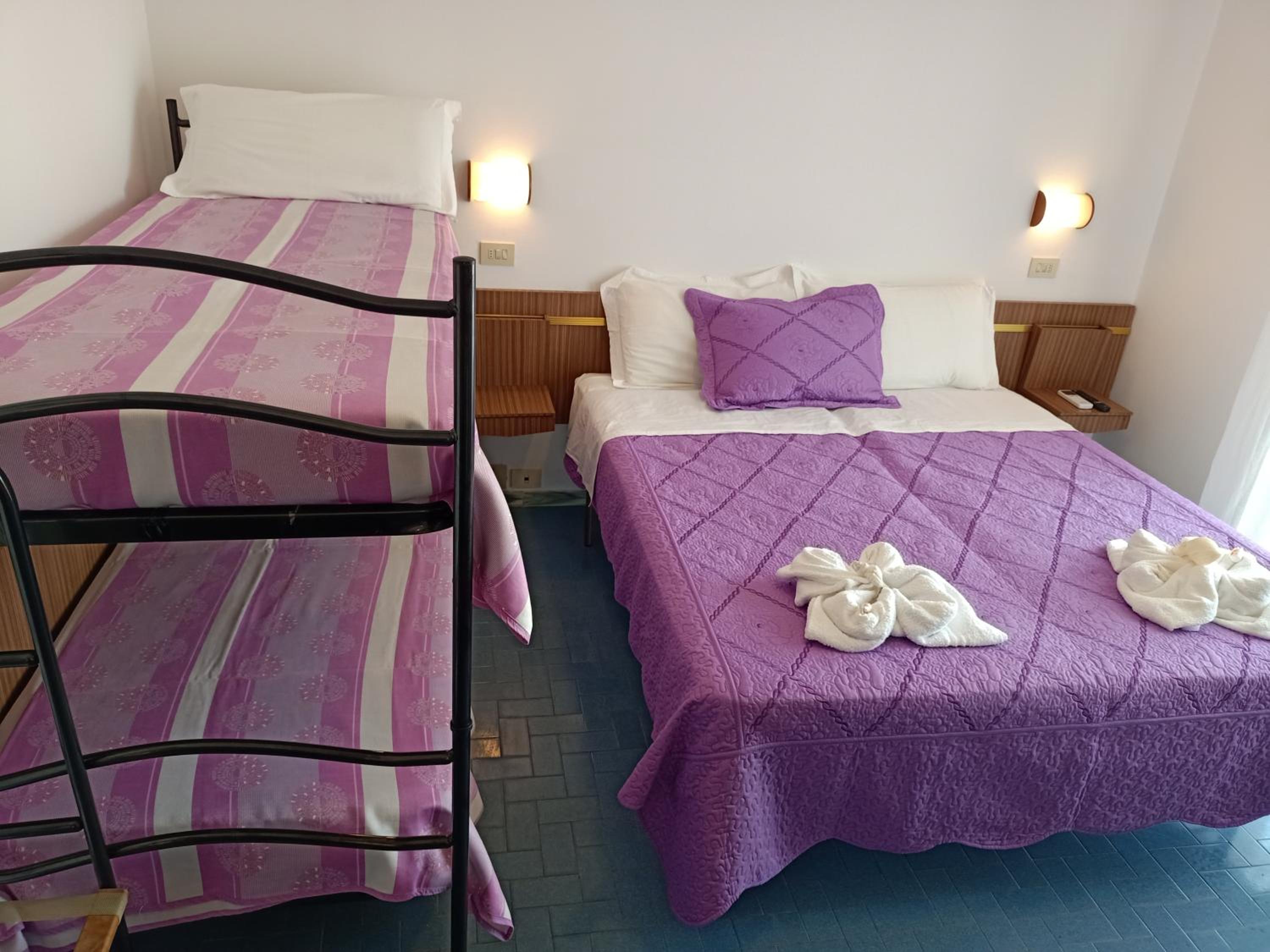 Quadruple Room with Private Bathroom photo 1
