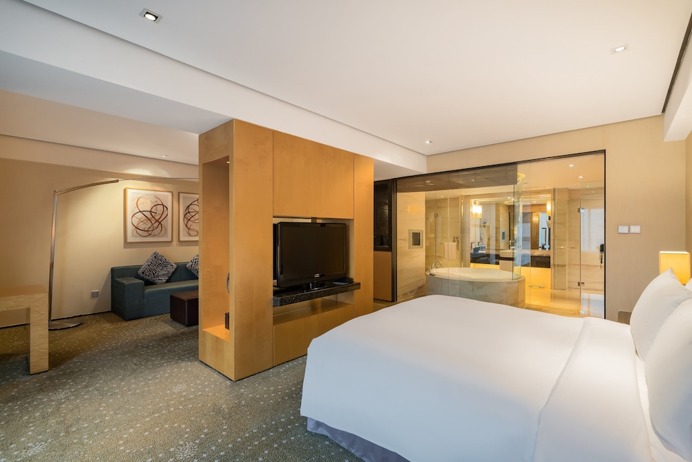 Junior Suite, 1 King Bed, Club Lounge Access - Photo 5