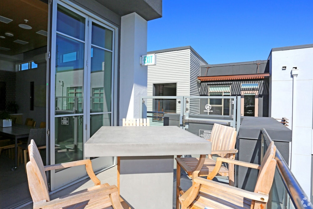 Classic Condo, 2 Bedrooms, Pool Access photo 2