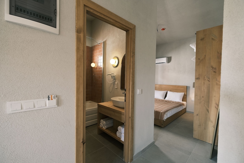 Superior Suite, Multiple Beds, Bathtub - Photo 1