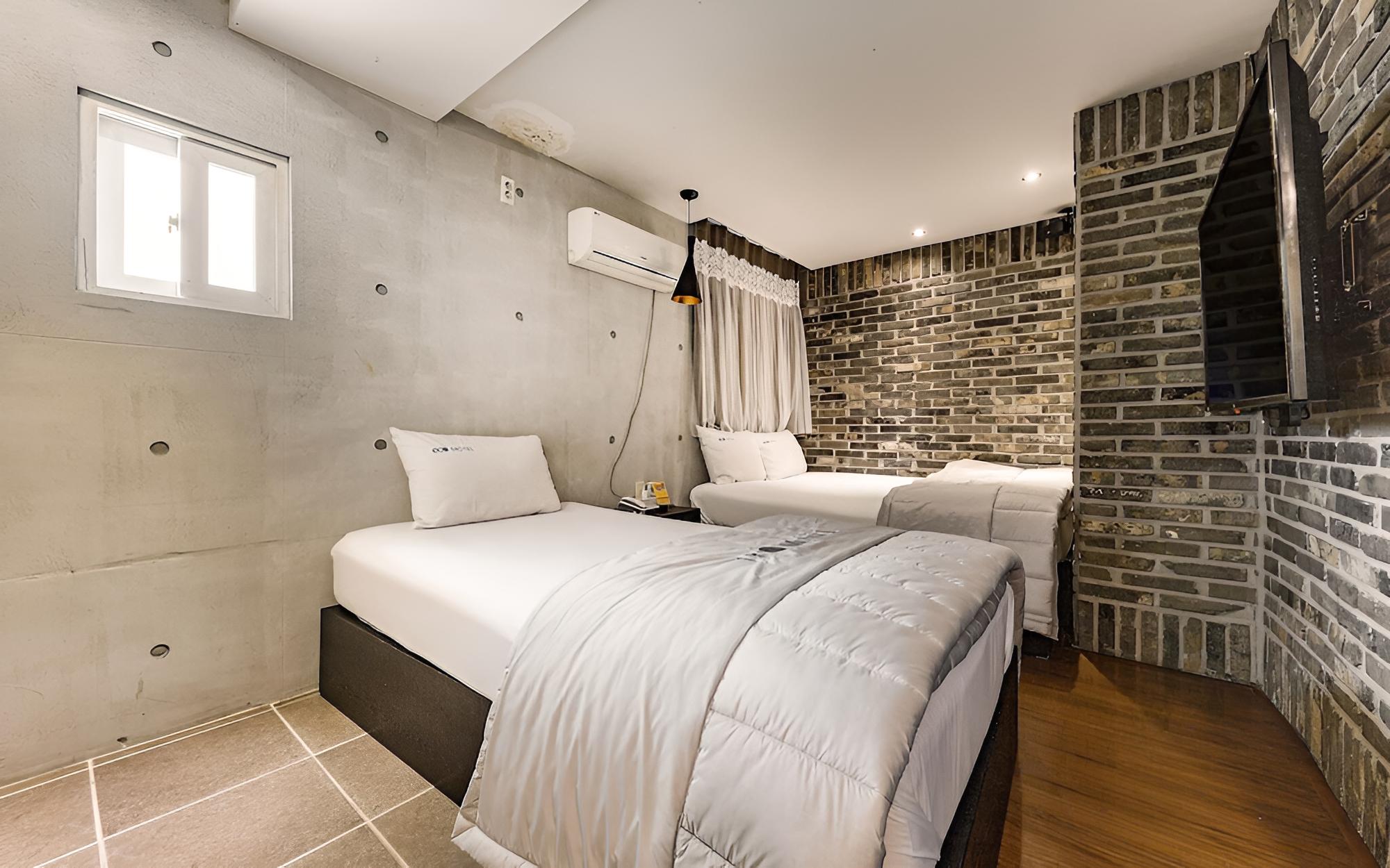 Room (TWIN (Main Building/Annex Building Ra)