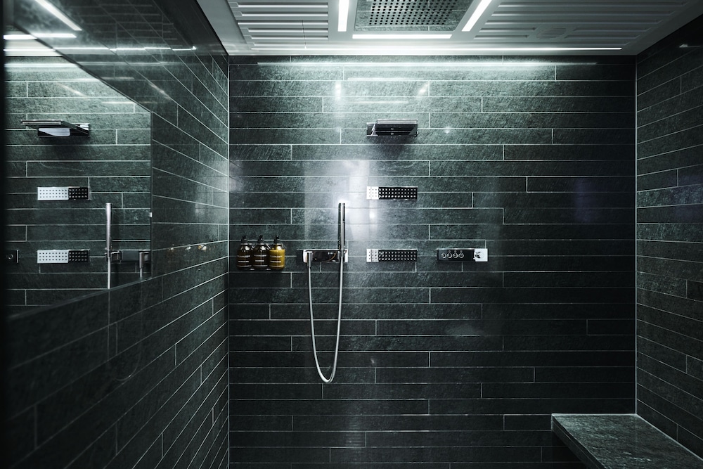 Courtyard Suite with Spa Shower