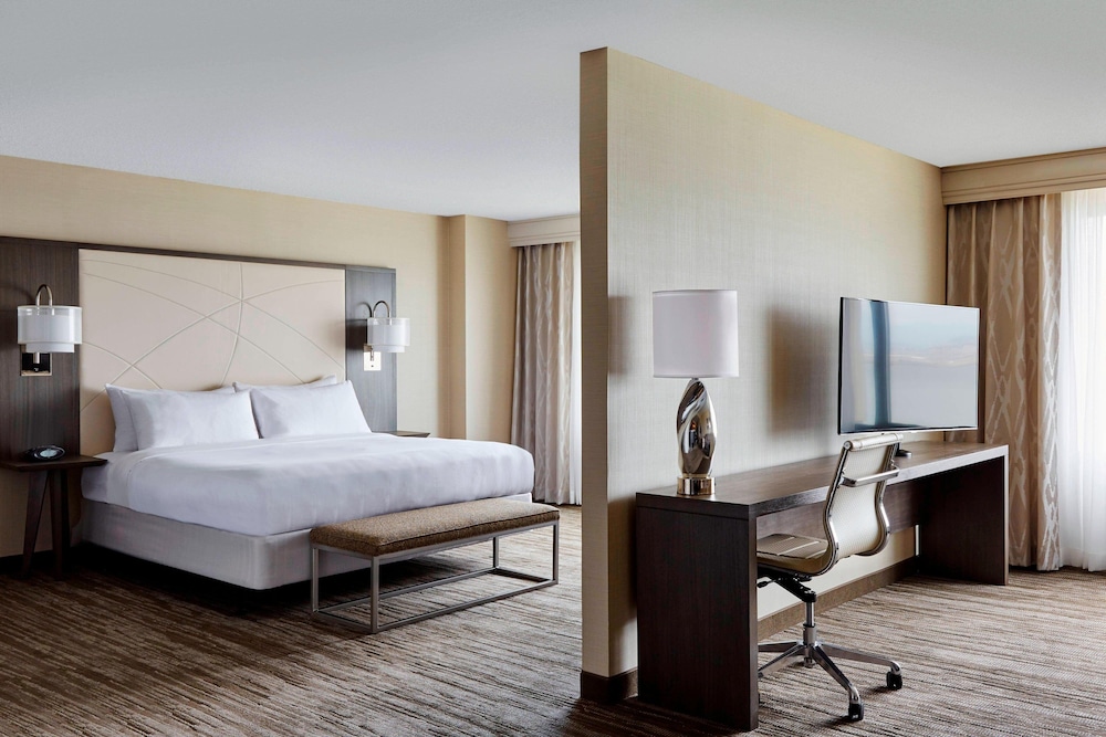 Executive Suite, 1 King Bed with Sofa bed - Photo 1