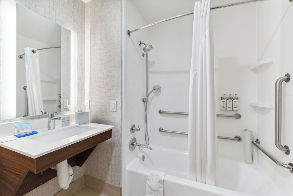 Standard Room, 1 King Bed, Accessible Bathtub (Accessible Tub) - Photo 2