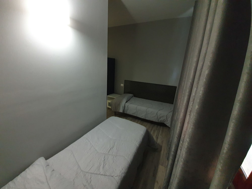 Twin Room - Photo 10