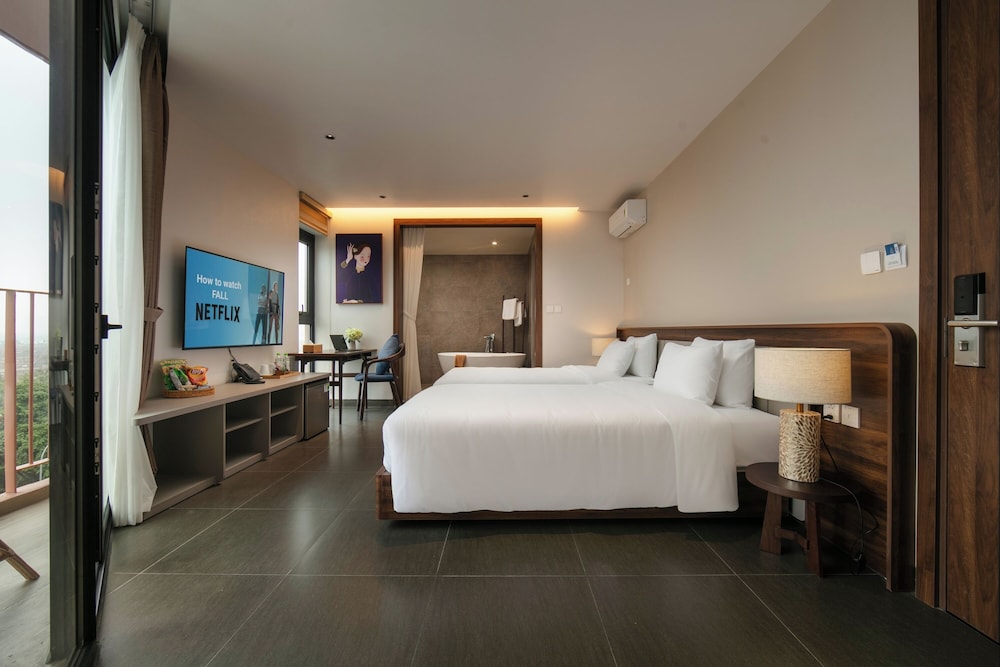 Premium Double/ Twin With City view, Balcony