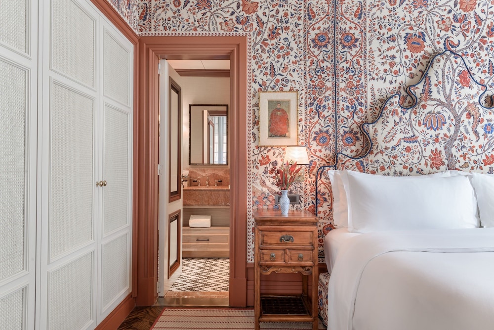 Luxury Suite, 1 King Bed, Garden View thumbnail 5