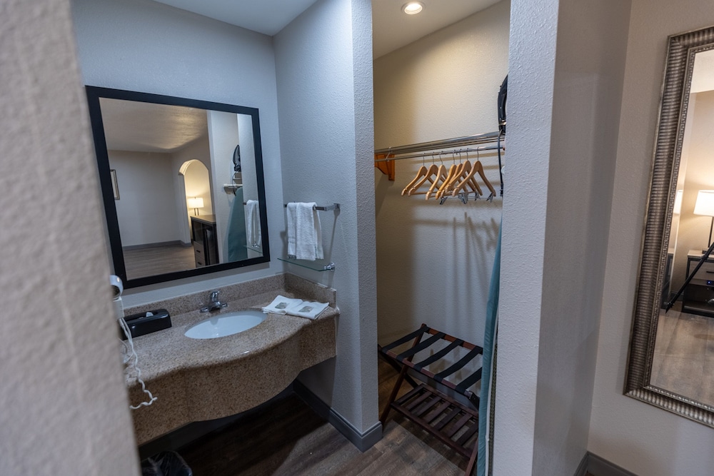 Superior Room, 1 King Bed, Non Smoking - Photo 5