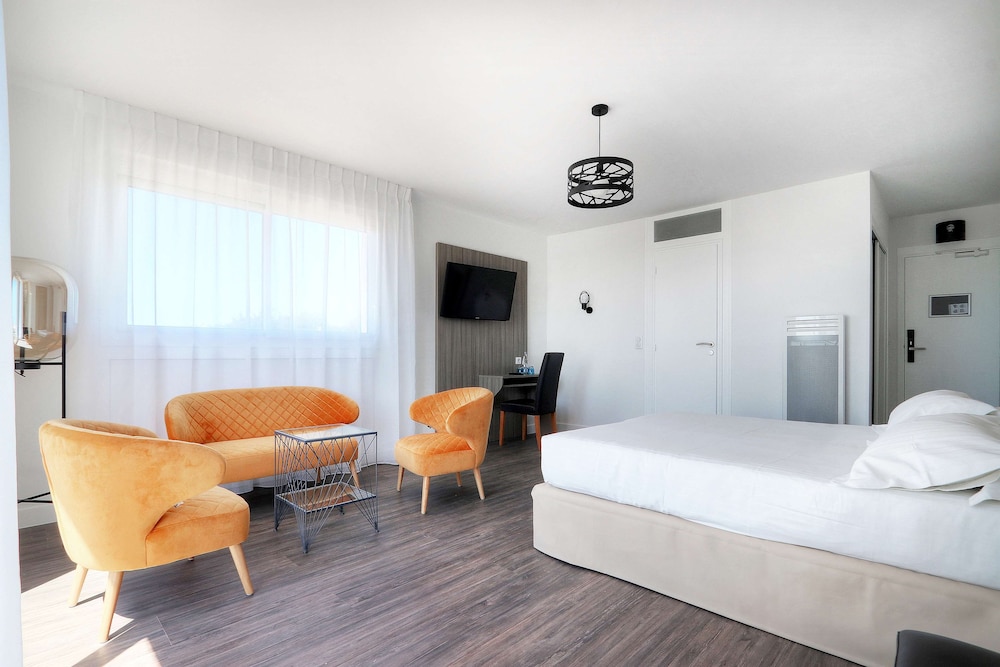 Deluxe Room, 1 Queen Bed, Non Smoking, Balcony - Photo 9