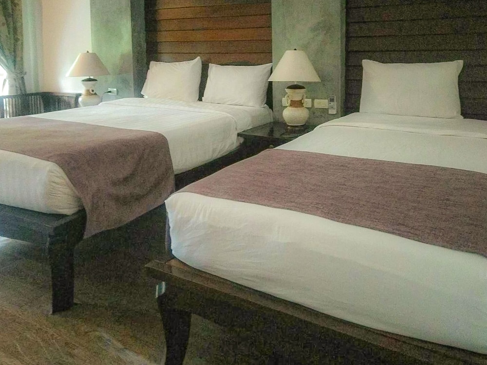 Deluxe Room with Pool View and Beachside - Photo 4