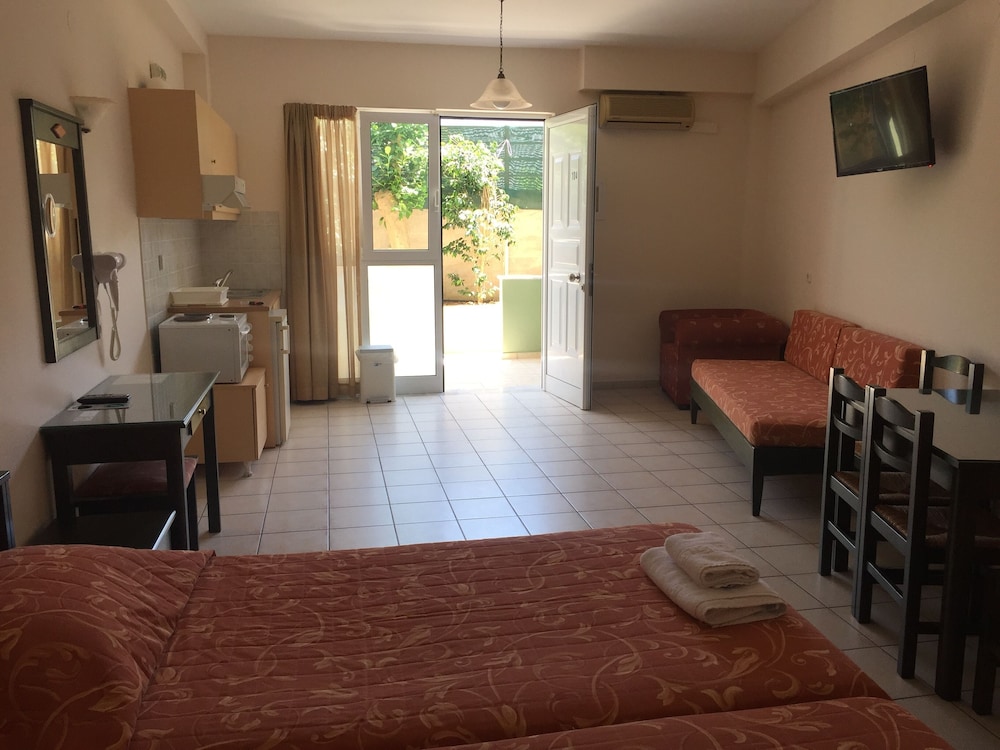 Economy Studio, 2 Twin Beds, Terrace photo 2