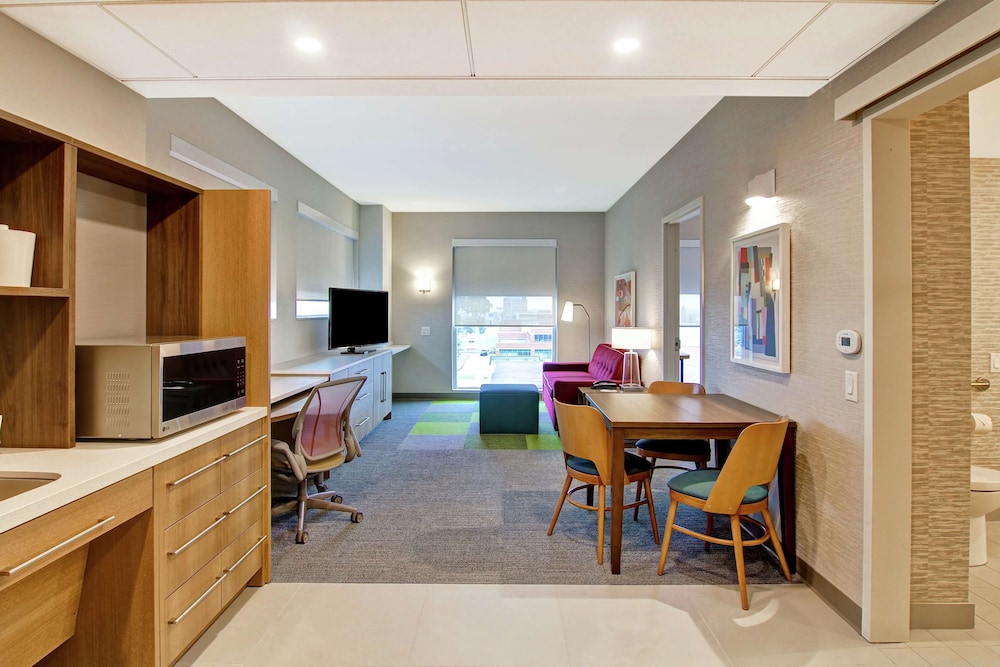 Suite, 1 King Bed, Accessible (Mobility & Hearing, Roll-in Shower) photo 3
