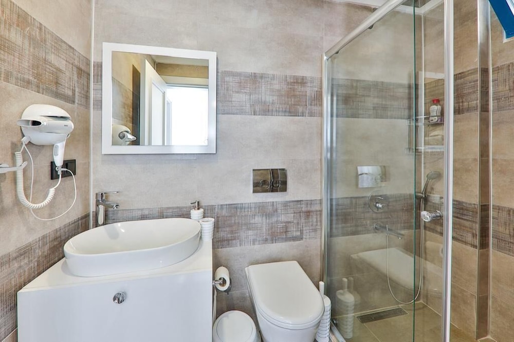 Standard Suite, Sea View - Photo 9