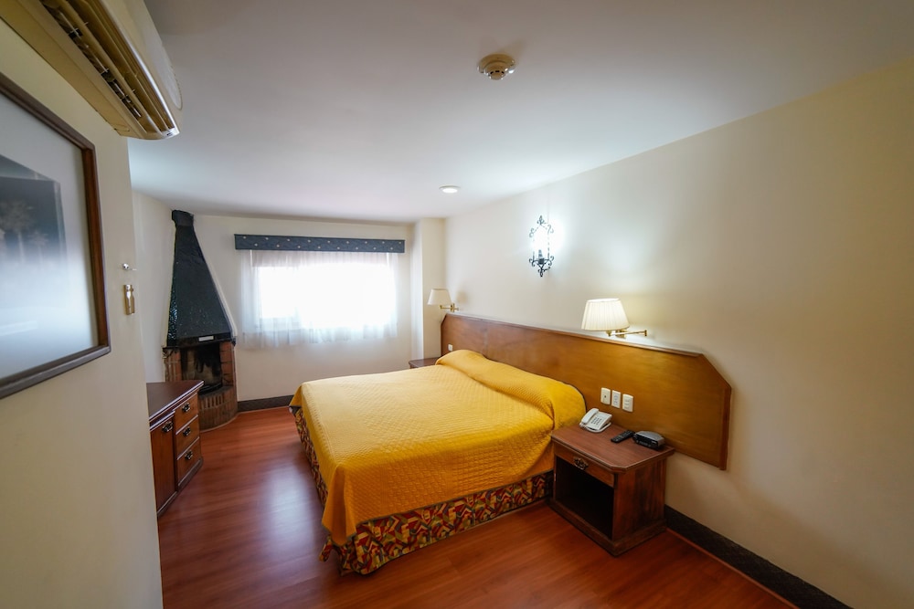 Standard Room, 1 King Bed photo 3