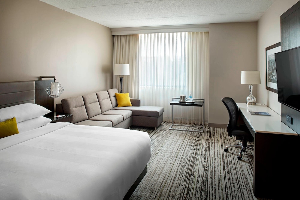 Club Room, 1 King Bed (Hearing Accessible) photo 2