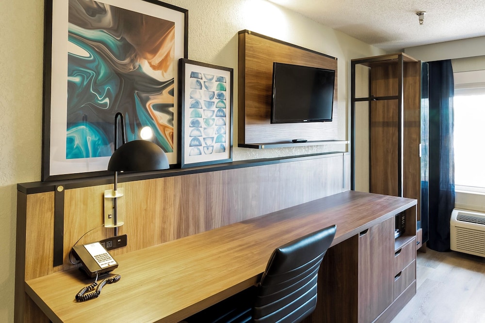Room, 1 Queen Bed, Accessible, Non Smoking (Mobility/Hearing, Roll-In Shower) - Photo 6