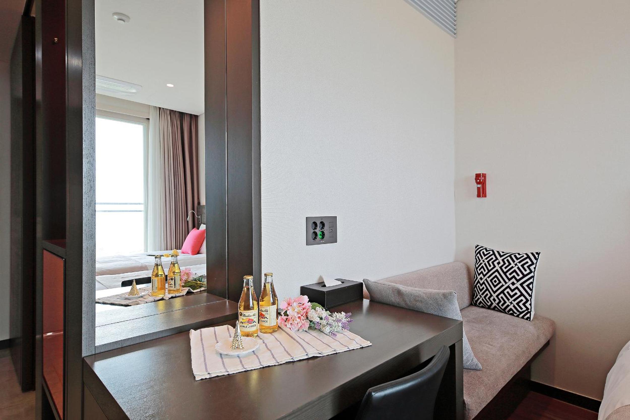 Premier Twin Room with Partial Sea View - Photo 7