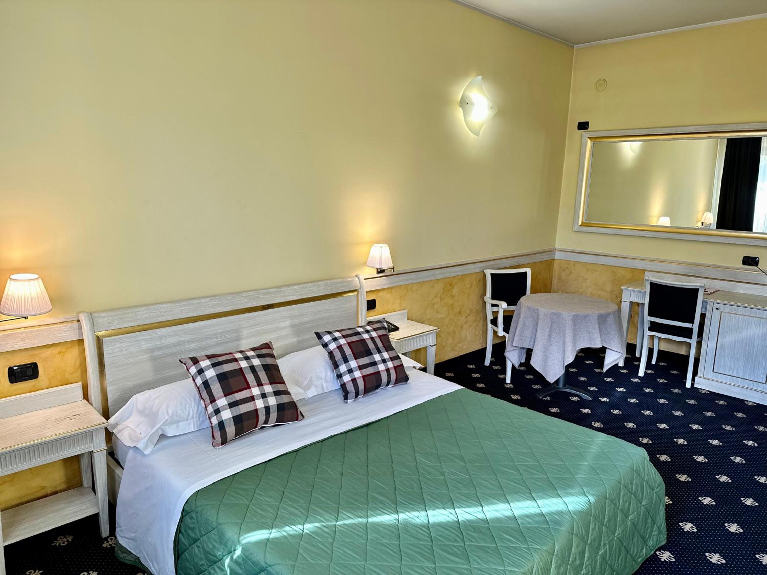 Large Double Room - Photo 17