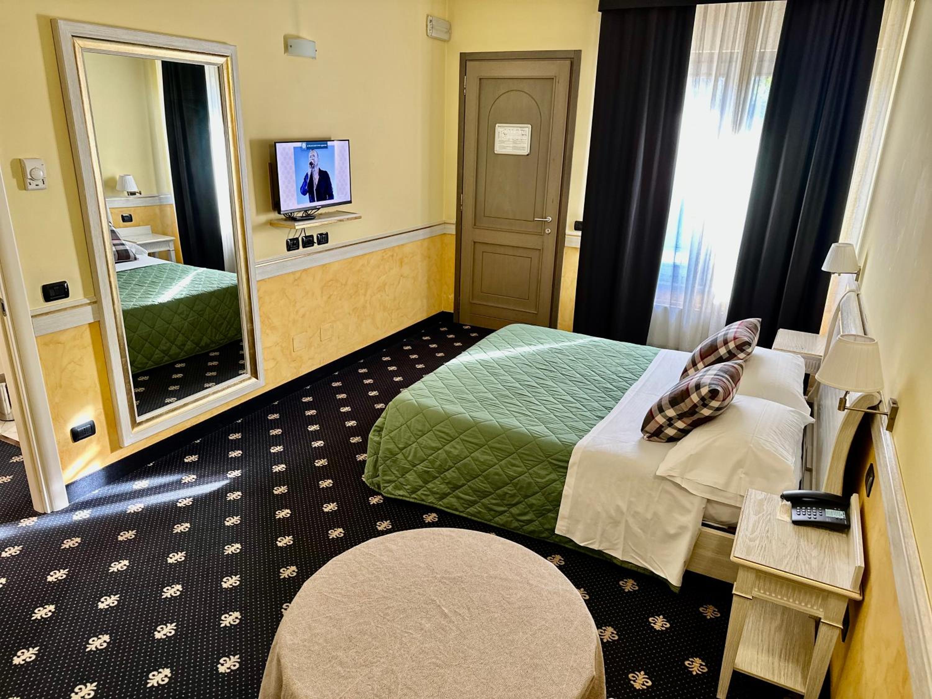 Large Double Room - Photo 16