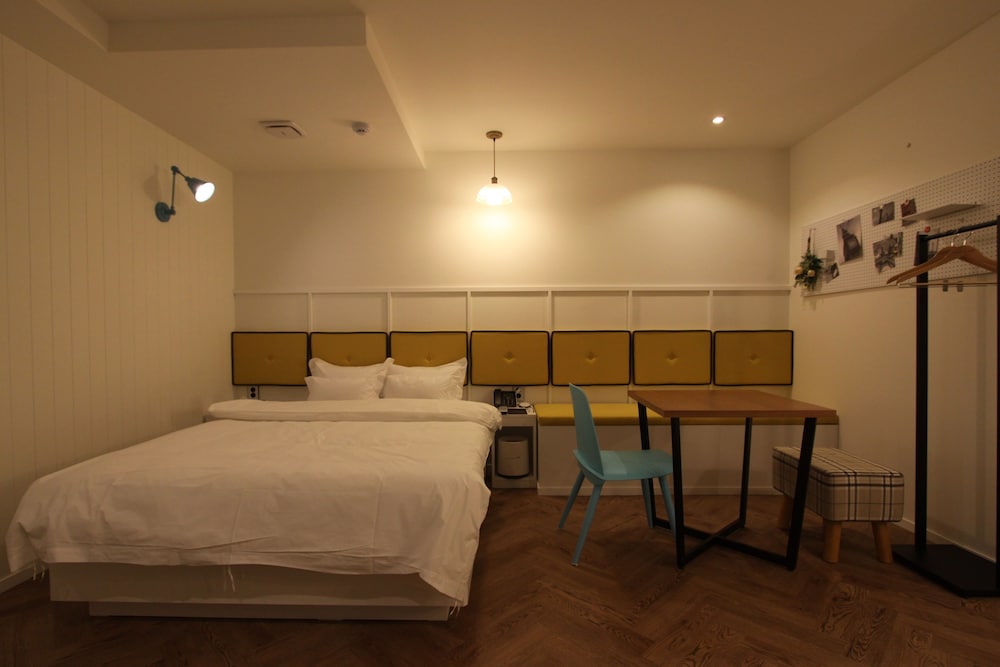 Suite (Check-In 9PM on Saturdays,Sundays,Public Holidays)