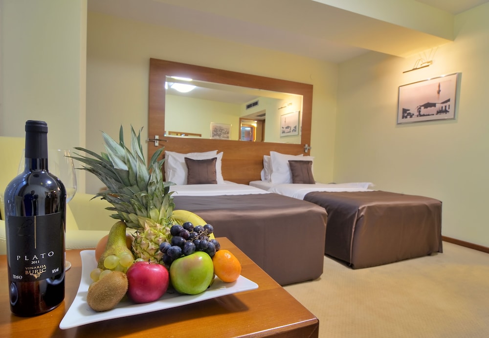 Classic Twin Room, 2 Twin Beds - Photo 2