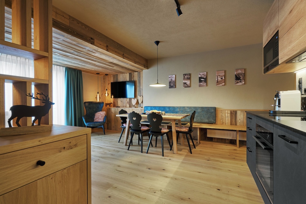 Deluxe Condo, 2 Bedrooms, Balcony