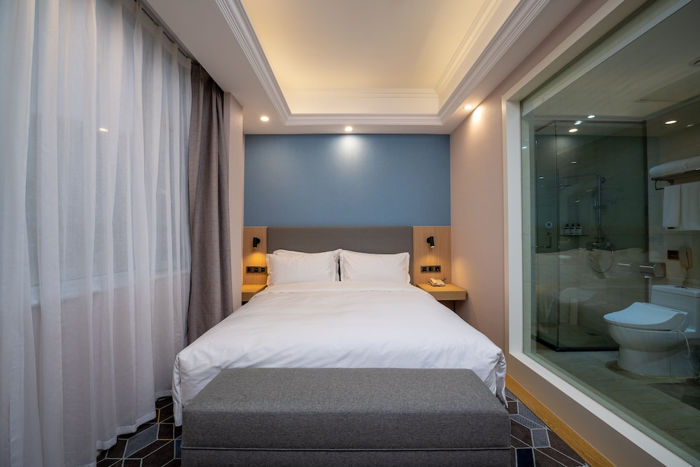 Standard Room, 1 King Bed - Photo 3