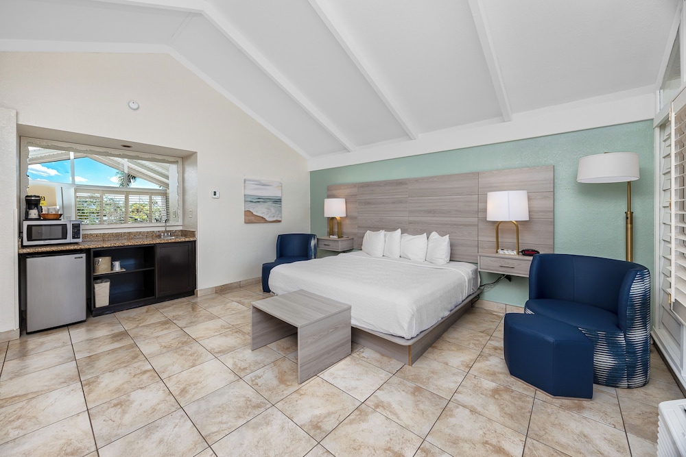 Standard Room, 1 King Bed, Non Smoking, Balcony (Larger Room) - Photo 1