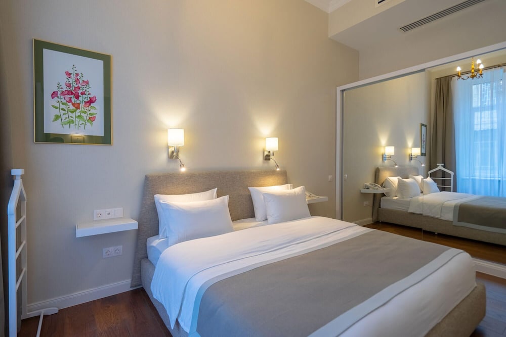 Standard Apartment, 1 Queen Bed with Sofa bed, Courtyard View